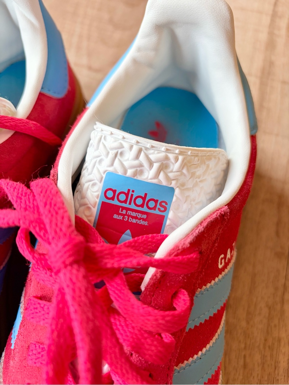 Adidas Gazelle Women’s Suede Trainers Sneakers in Red with Blue Stripes Size 8.5 - Picture 3 of 6
